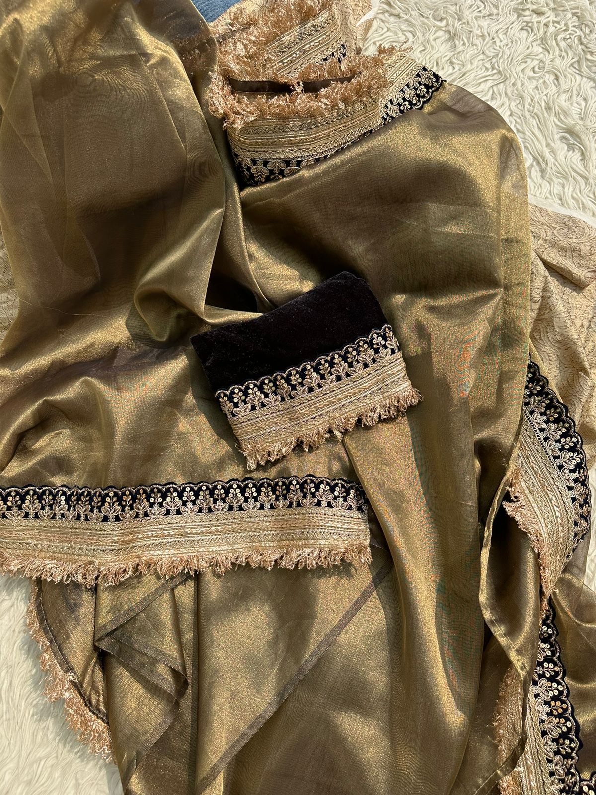 Banarasi Tissue Saree with velvet Border Along with Premium Lace